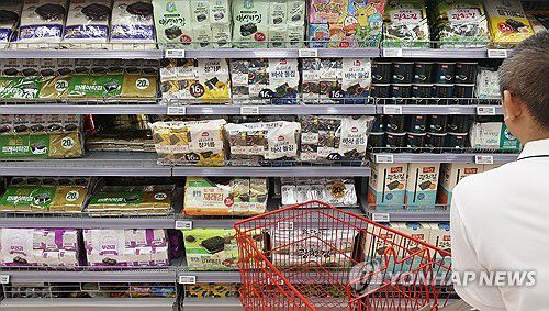 고공행진 김값에 9월까지 김 825t 무관세 수입(서울=연합뉴스) 이재희 기자 = 10일 해수부는 김 가격을 안정시키기 위해 이날부터 9월 30일까지 한시적으로 마른김 700t(기본관세 20%)과 조미김 125t(기본관세 8%)의 관세를 면제하는 할당관세를 적용하기로 했다. 사진은 이날 서울의 한 대형마트에서 김을 구매하는 외국인 관광객의 모습. 2024.5.10 scape@yna.co.kr