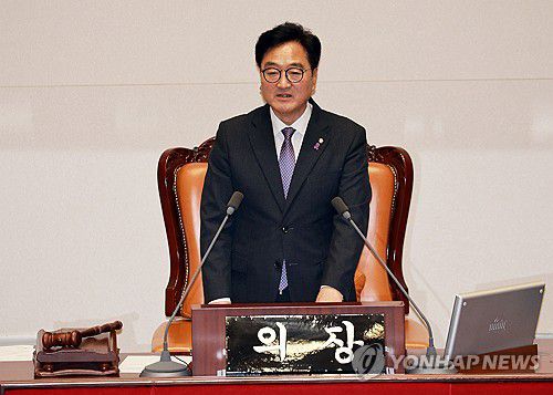 당선인사하는 우원식 국회의장(서울=연합뉴스) 한종찬 기자 = 5일 오후 서울 국회에서 열린 제22대 국회 첫 본회의에서 국회의장으로 선출된 우원식 의원이 당선인사를 하고 있다. 2024.6.5 saba@yna.co.kr