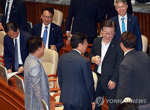 밝은 분위기의 더불어민주당(서울=연합뉴스) 한종찬 기자 = 5일 오후 서울 국회에서 열린 제22대 국회 첫 본회의가 산회하자, 더불어민주당 이재명 대표를 비롯한 의원들이 대화하며 퇴장하고 있다. 2024.6.5 saba@yna.co.kr