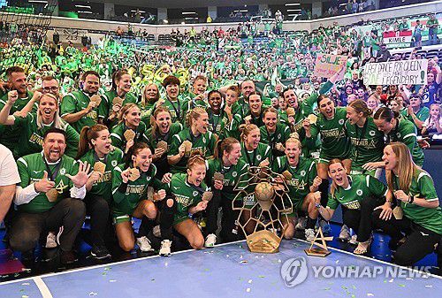 우승을 자축하는 교리 선수단과 팬들. [AFP=연합뉴스]