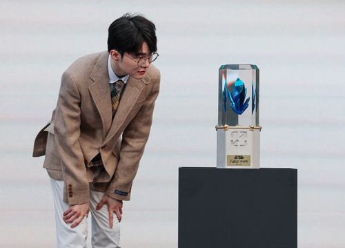 '전설의 전당' 트로피 바라보는 페이커    (서울=연합뉴스) 서대연 기자 = 리그 오브 레전드(LoL) '페이커' 이상혁이 6일 오후 서울 중구 신라호텔 영빈관에서 열린 전설의 전당 헌액 미디어데이 행사에서 트로피를 바라보고 있다. 2024.6.7     dwise@yna.co.kr