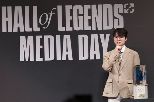 페이커 "쉿"    (서울=연합뉴스) 서대연 기자 = 리그 오브 레전드(LoL) '페이커' 이상혁이 6일 오후 서울 중구 신라호텔 영빈관에서 열린 전설의 전당 헌액 미디어데이 행사에서 '쉿' 세리머니 포즈를 취하고 있다. 2024.6.7     dwise@yna.co.kr