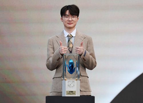 전설의 전당 트로피 받은 페이커 '엄지척'    (서울=연합뉴스) 서대연 기자 = 리그 오브 레전드(LoL) '페이커' 이상혁이 6일 오후 서울 중구 신라호텔 영빈관에서 열린 전설의 전당 헌액 미디어데이 행사에서 트로피와 함께 기념 촬영을 하고 있다. 2024.6.7     dwise@yna.co.kr