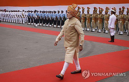 나렌드라 모디 인도 총리(뉴델리 AP=연합뉴스) 나렌드라 모디 인도 총리가 2015년 8월 15일(현지시간) 독립기념일을 맞아 대국민 연설을 하기 위해 무굴제국 유적인 레드포트(Red Fort)에 도착하고 있다.