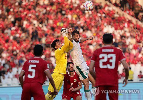 인도네시아 골키퍼와 공중볼을 다투는 이라크의 아이멘 후세인. [EPA=연합뉴스]