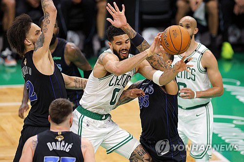 챔피언결정 1차전에서 공격을 시도하는 보스턴의 테이텀(가운데)[EPA=연합뉴스]