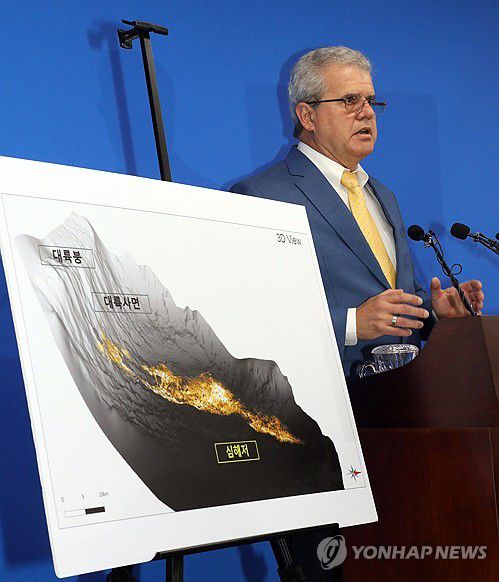 기자들 질문에 답하는 아브레우 고문(세종=연합뉴스) 배재만 기자 = 동해 심해 석유·가스 매장 분석을 담당한 미국 액트지오(Act-Geo)의 비토르 아브레우 고문이 7일 오전 정부세종청사 산업통상자원부 기자실에서 동해 심해 가스전 개발과 관련한 질문에 답하고 있다. 2024.6.7 scoop@yna.co.kr