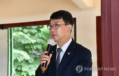 인사말 하는 최응천 국가유산청장(서울=연합뉴스) 최응천 국가유산청장이 7일 서울 종로구 창덕궁 가정당에서 열린 국가유산청-월트디즈니컴퍼니코리아 업무 제휴 협약 및 '흑요석 작가' 국가유산청 홍보대사 위촉식에서 인사말을 하고 있다. 2024.6.7 [국가유산청 제공. 재판매 및 DB 금지] photo@yna.co.kr