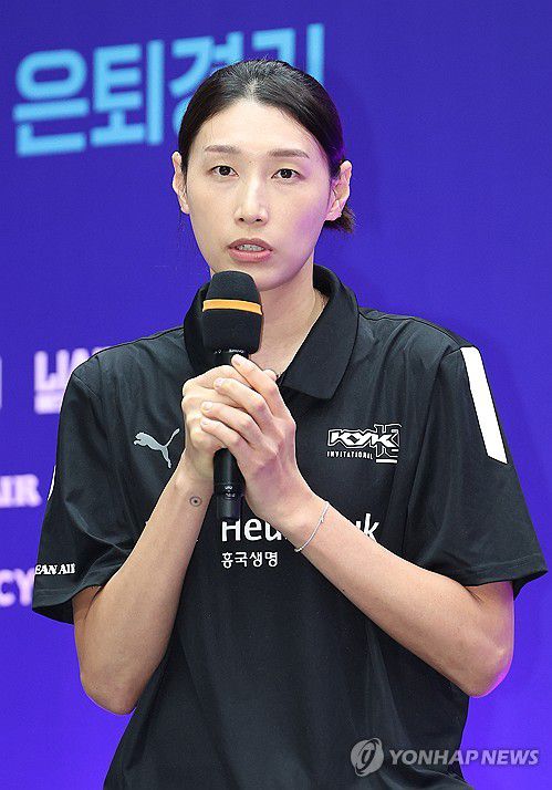 국가대표 은퇴 앞둔 김연경(서울=연합뉴스) 김성민 기자 = 김연경이 7일 오후 서울 송파구 잠실실내체육관 보조 경기장에서 열린 '김연경 국가대표 은퇴 경기 미디어데이'에서 취재진의 질문에 답하고 있다. 2024.6.7 ksm7976@yna.co.kr