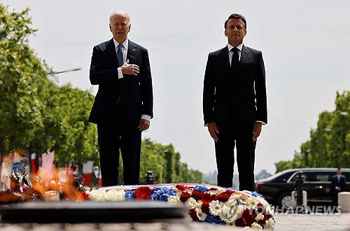 무명용사의 묘에 헌화하는 미·프 정상(파리 AFP=연합뉴스) 8일 프랑스 파리 개선문 아래 무명 용사의 묘 앞에 프랑스를 국빈 방문 중인 바이든 대통령과 마크롱 대통령이 서 있다.