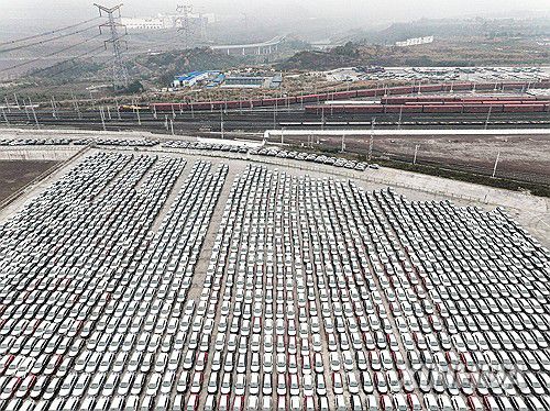 지난 3월 중국에서 수출을 기다리고 있는 차량들. [신화 연합뉴스 자료사진. 재판매 및 DB 금지]