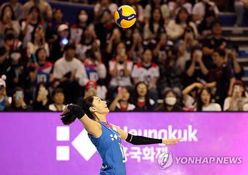 김연경의 서브(서울=연합뉴스) 박동주 기자 = 8일 서울 송파구 잠실 실내체육관에서 열린 김연경의 국가대표 은퇴 경기 '팀 대한민국'과 '팀 코리아'의 대결.      '팀 대한민국' 김연경이 서브하고 있다. 2024.6.8 pdj6635@yna.co.kr