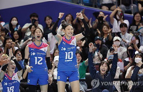 팀 득점에 김연경 환호(서울=연합뉴스) 박동주 기자 = 8일 서울 송파구 잠실 실내체육관에서 열린 김연경의 국가대표 은퇴 경기 '팀 대한민국'과 '팀 코리아'의 대결.      '팀 대한민국' 김연경이 팀의 득점에 환호하고 있다. 2024.6.8 pdj6635@yna.co.kr