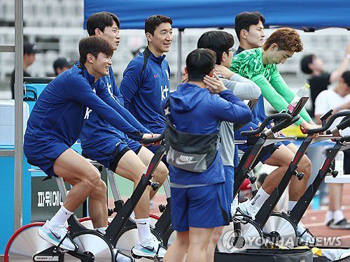 대화 나누는 김진수-이재성-정우영(고양=연합뉴스) 류영석 기자 = 한국 축구 국가대표팀 김진수(왼쪽부터), 이재성, 정우영이 8일 오후 경기 고양종합운동장에서 열린 오픈 트레이닝에서 훈련을 하고 있다. 2024.6.8 ondol@yna.co.kr