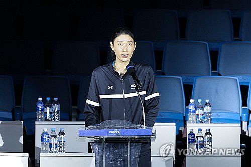 김연경 자선재단 'KYK 파운데이션 출범식'(서울=연합뉴스) 임화영 기자 = 김연경이 9일 서울 송파구 잠실 실내체육관에서 열린 자신의 이름을 딴 자선재단 'KYK 파운데이션 출범식'에서 취임사를 하고 있다. 2024.6.9 hwayoung7@yna.co.kr