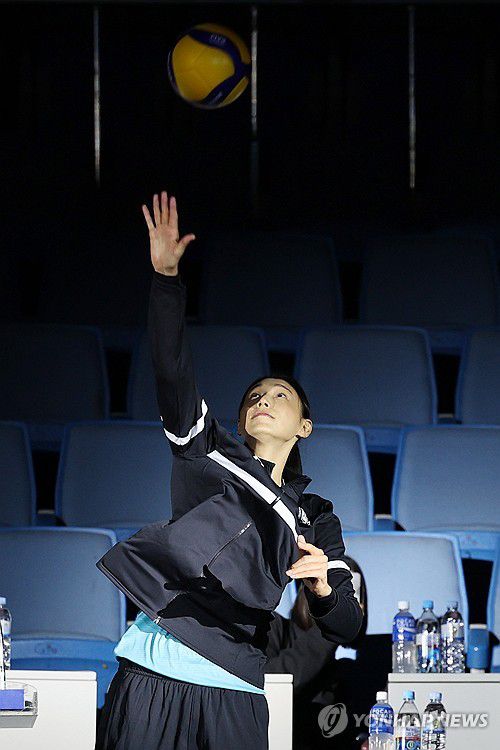 김연경 자선재단 'KYK 파운데이션' 공식 출범(서울=연합뉴스) 임화영 기자 = 김연경이 9일 서울 송파구 잠실 실내체육관에서 열린 자신의 이름을 딴 자선재단 'KYK 파운데이션 출범식'에서 퍼포먼스인 스파이크를 하고 있다. 2024.6.9 hwayoung7@yna.co.kr