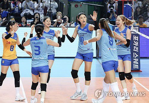 김연경 '오늘 느낌좋아!'(서울=연합뉴스) 임화영 기자 = 9일 서울 송파구 잠실 실내체육관에서 열린 세계 여자배구 올스타전에서 스타팀 김연경이 득점에 성공한 뒤 동료들과 기쁨을 나누고 있다. 2024.6.9 hwayoung7@yna.co.kr