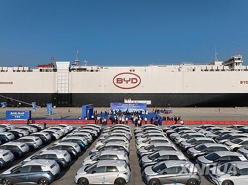 수출을 위해 선적 대기 중인 BYD 전기차[신화 연합뉴스 자료사진]