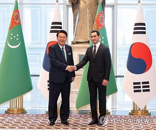 기념촬영하는 윤석열 대통령과 베르디무하메토프 투르크 대통령    (아시가바트[투르크메니스탄]=연합뉴스) 홍해인 기자 = 투르크메니스탄을 국빈 방문한 윤석열 대통령이 10일 오후(현지시간) 투르크메니스탄 아시가바트 대통령궁에서 열린 공식환영식을 마치고 세르다르 베르디무하메도프 투르크메니스탄 대통령과 기념 촬영을 하고 있다. 2024.6.10 [공동취재]     hihong@yna.co.kr (끝)