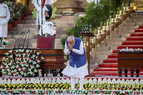 나렌드라 모디 인도 총리 취임(뉴델리 EPA=연합뉴스) 나렌드라 모디 인도 총리가 9일(현지시간) 뉴델리 대통령궁에서 열린 총리 취임 선서식에서 참석자들을 향해 손을 모으고 인사하고 있다. 2024.6.10. photo@yna.co.kr