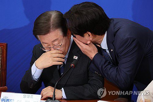 귀엣말 하는 이재명 대표(서울=연합뉴스) 김주성 기자 = 더불어민주당 이재명 대표가 10일 오전 서울 여의도 국회에서 열린 최고위원회의에서 황명선 조직사무부총장과 귀엣말을 하고 있다. 2024.6.10 utzza@yna.co.kr