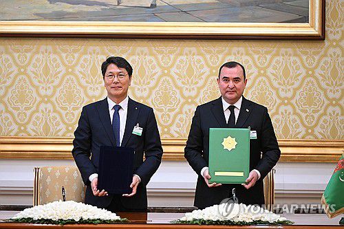 현대엔지니어링, 투르크 갈키니쉬 가스전 4차 탈황설비 기본합의서 체결(아시가바트[투르크메니스탄]=연합뉴스) 진성철 기자 = 홍현성 현대엔지니어링 대표이사(왼쪽)와 투르크메니스탄 가스공사 회장이 10일(현지시간) 아시가바트 대통령실에서 갈키니쉬 가스전 4차 탈황설비 기본합의서(F/A)를 체결하고 있다.  2024.6.11  [공동취재] zjin@yna.co.kr