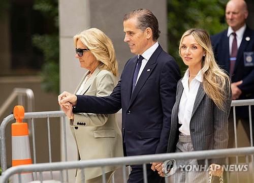 모친 질 여사 및 부인과 법정 나서는 헌터 바이든[윌밍턴 AFP=연합뉴스. 재판매 및 DB 금지]
