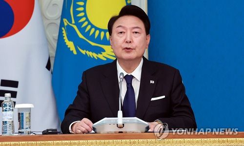 윤석열 대통령, 한·카자흐 공동언론발표(아스타나[카자흐스탄]=연합뉴스) 홍해인 기자 = 카자흐스탄을 국빈 방문 중인 윤석열 대통령이 12일(현지시간) 카자흐스탄 아스타나 대통령궁에서 카심-조마르트 토카예프 카자흐스탄 대통령과 공동언론발표를 하고 있다. 2024.6.12 hihong@yna.co.kr