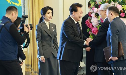 윤석열 대통령 부부, 카자흐스탄 공식 환영식 참석(아스타나[카자흐스탄]=연합뉴스) 홍해인 기자 = 윤석열 대통령과 김건희 여사가 12일 오전(현지시간) 카자흐스탄 아스타나 대통령궁에서 열린 공식환영식에 카심-조마르트 토카예프 카자흐스탄 대통령과 인사하고 있다. 2024.6.12 hihong@yna.co.kr