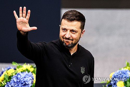 볼로디미르 젤렌스키 우크라이나 대통령(베를린 EPA=연합뉴스) 11일(현지시간) 베를린에서 열린 우크라이나 재건회의에 참석한 볼로디미르 젤렌스키 우크라이나 대통령이 손을 흔들고 있다. 2024.6.11