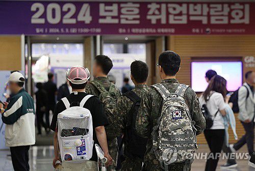 2024 보훈 취업박람회(서울=연합뉴스) 박동주 기자 = 3일 오후 서울 중구 대한상공회의소에서 국가유공자와 청년 제대군인을 위한 '2024 보훈 취업박람회'가 열리고 있다. 2024.5.3 pdj6635@yna.co.kr