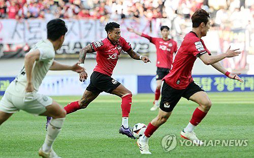 린가드 오랜만(서울=연합뉴스) 한상균 기자 = 19일 서울월드컵경기장 프로축구 서울과 대구의 경기. 서울 린가드가 공격하고 있다. 2024.5.19 xyz@yna.co.kr