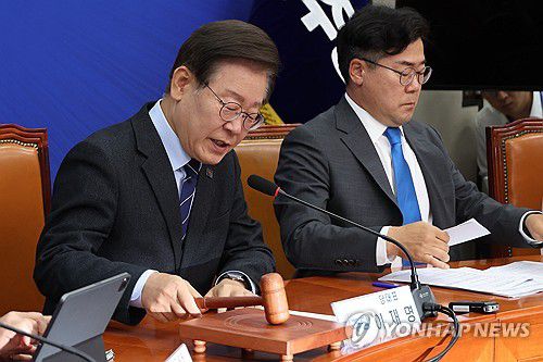 민주당 최고위, 당헌당규 개정안 의결(서울=연합뉴스) 김주성 기자 = 더불어민주당 이재명 대표가 10일 오전 서울 여의도 국회에서 최고위원회의를 개회하며 의사봉을 치고 있다.      이날 최고위에서는 '당대표 대선 1년 전 사퇴 예외 규정' 등 당헌·당규 개정안을 의결할 예정이다. 2024.6.10 utzza@yna.co.kr