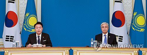 한·카자흐 정상, 공동언론발표(아스타나[카자흐스탄]=연합뉴스) 홍해인 기자 = 카자흐스탄을 국빈 방문 중인 윤석열 대통령이 12일(현지시간) 카자흐스탄 아스타나 대통령궁에서 카심-조마르트 토카예프 카자흐스탄 대통령과 공동언론발표를 하고 있다. 2024.6.12 hihong@yna.co.kr