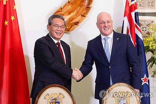 악수하는 중국 뉴질랜드 총리(웰링턴 AFP=연합뉴스) 리창 중국 국무원 총리(왼쪽)와 크리스토퍼 럭슨 뉴질랜드 총리가 뉴질랜드 웰링턴에 있는 정부 청사에서 만나 악수하고 있다. 2024.6.13. photo@yna.co.kr
