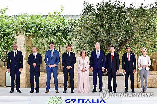 G7 정상회의 개막(브린디시[이탈리아 풀리아주] UPI=연합뉴스) 13일(현지시간) 이탈리아 풀리아주 브린디시의 보르고 에냐치아 리조트에서 개막한 주요 7개국(G7) 정상회의에 참석한 G7 정상들이 기념촬영을 하고 있다. 왼쪽부터 샤를 미셸 유럽연합(EU) 정상회의 상임의장, 올라프 숄츠 독일 총리, 쥐스탱 트뤼도 캐나다 총리, 에마뉘엘 마크롱 프랑스 대통령, 조르자 멜로니 이탈리아 총리, 조 바이든 미국 대통령, 기시다 후미오 일본 총리, 리시 수낵 영국 총리, 우르줄라 폰데어라이엔 EU 집행위원장. 2024.06.13 photo@yna.co.kr