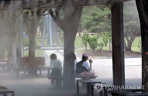 그늘 아래 쿨링포그가 최고(서울=연합뉴스) 김인철 기자 = 11일 서울 영등포구 여의도공원에서 시민들이 쿨링포그 아래에 앉아 더위를 피하고 있다. 2024.6.11 yatoya@yna.co.kr