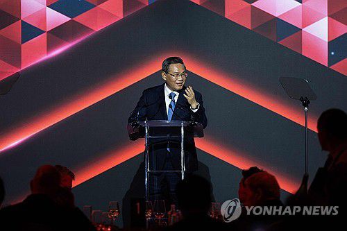 연설하는 리창 중국 총리(오클랜드 AFP=연합뉴스) 리창 중국 국무원 총리가 14일(현지시간) 뉴질랜드 오클랜드에서 열린 행사에서 연설하고 있다. 2024.6.14. photo@yna.co.kr