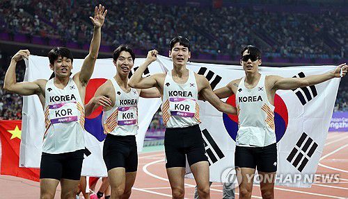 남자 400ｍ 계주, 동메달 획득(항저우=연합뉴스) 이지은 기자 = 3일 중국 항저우 올림픽 스포츠센터에서 열린 2022 항저우 아시안게임 남자 400ｍ 계주 결선에서 동메달을 차지한 대한민국 김국영, 이정태, 고승환, 이재성이 태극기를 펼치고 기념촬영을 하고 있다. 2023.10.3 jieunlee@yna.co.kr