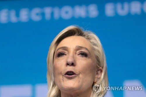 유럽의회 선거 승리 이끈 르펜 당수(파리 EPA=연합뉴스) 마리 르펜 프랑스 국민연합(RN) 당수가 9일(현지시간) 파리에서 열린 선거 관련 행사에서 연설하고 있다. 르펜 당수가 이끄는 극우정당 RN은 이날 발표된 유럽의회 선거 출구조사에서 약 32%의 득표율을 기록할 것으로 예상됐다. 2024.06.10 passion@yna.co.kr