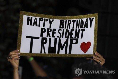 트럼프 생일 축하 팻말 든 지지자[EPA 연합뉴스 자료사진. 재판매 및 DB 금지]