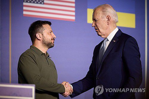 미-우크라 안보협정 서명 후 악수하는 바이든-젤렌스키[UPI=연합뉴스]