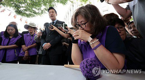 이태원 분향소 찾아 유족 위로하는 오세훈 시장(서울=연합뉴스) 김인철 기자 = 오세훈 서울시장이 15일 서울광장에 마련된 10.29 이태원 참사 희생자 합동분향소를 찾아 유가족들에게 위로의 말을 전하고 있다.     서울시와  이태원 참사 유가족협의회·시민대책회의는 협의 끝에 서울광장에 설치된 합동 분향소를 오는 16일 남대문로9길 부림빌딩 1층으로 이전하기로 합의했다. 2024.6.15 yatoya@yna.co.kr