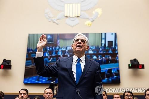 4일 미 하원 법사위 청문회서 선서하는 갈런드 법무장관[EPA 연합뉴스 자료사진]