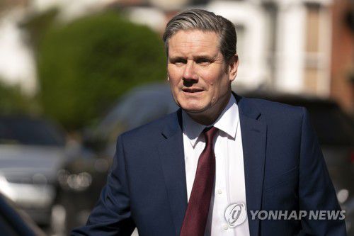 자택 나서는 스타머 영국 노동당 대표[EPA=연합뉴스 자료사진]