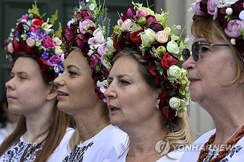 베토벤 '환희의 송가' 부르는 우크라이나 난민들(루체른 EPA=연합뉴스) 15일(현지시간) 우크라이나 평화회의가 열린 스위스 루체른에서 우크라이나 난민들이 베토벤 '환희의 송가'를 합창하고 있다. 2024.06.16