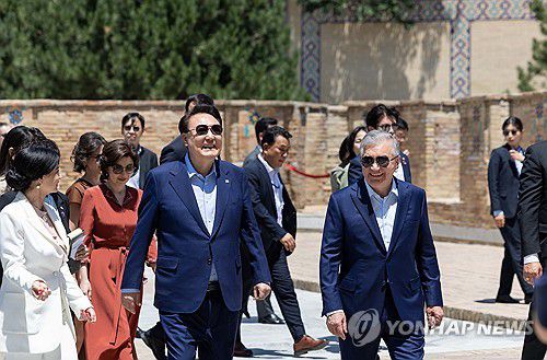 윤석열 대통령, 사마르칸트 방문(사마르칸트[우즈베키스탄]=연합뉴스) 홍해인 기자 = 윤석열 대통령이 중앙아시아 3개국 국빈 방문 마지막 날인 15일(현지시간) 샤브카트 미르지요예프 우즈베키스탄 대통령과 세계 문화유산인 고도시 사마르칸트를 방문, 14세기 중앙아시아 대제국을 건설한 아미르 묘 관람에 나서고 있다. 2024.6.15 [공동취재] hihong@yna.co.kr