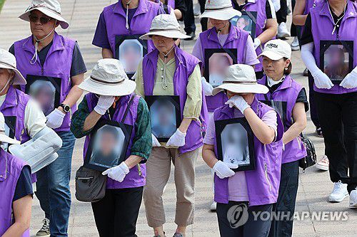 행진하며 눈물 흘리는 유가족(서울=연합뉴스) 신현우 기자 = 16일 오후 서울광장에 마련된 10·29 이태원 참사 합동 분향소에서 출발한 유가족들이 영정을 들고 을지로 1가 부림빌딩으로 행진하고 있다.     이날 분향소는 서울광장에서 부림빌딩 1층 실내로 이전했다. 2024.6.16 nowwego@yna.co.kr