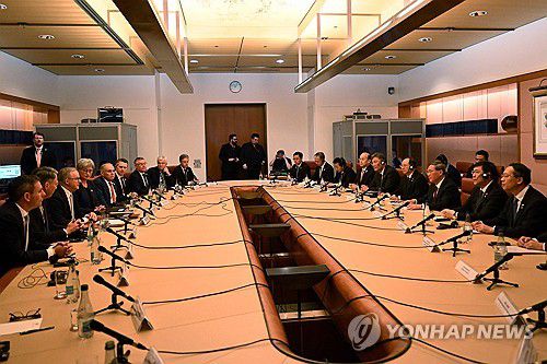 호주 캔버라서 열린 호주-중국 회담(캔버라 AFP=연합뉴스) 리창 중국 총리(오른쪽에서 세번째)와 앤서니 앨버니지 호주 총리(왼쪽에서 세번째)가 17일(현지시간) 호주 캔버라 의사당에서 회담을 열고 있다.
