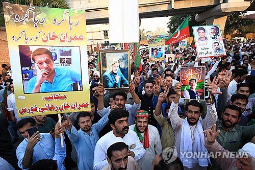 임란 칸 전 파키스탄 총리의 석방 요구하는 지지자들[EPA 연합뉴스 자료사진. 재판매 및 DB 금지]